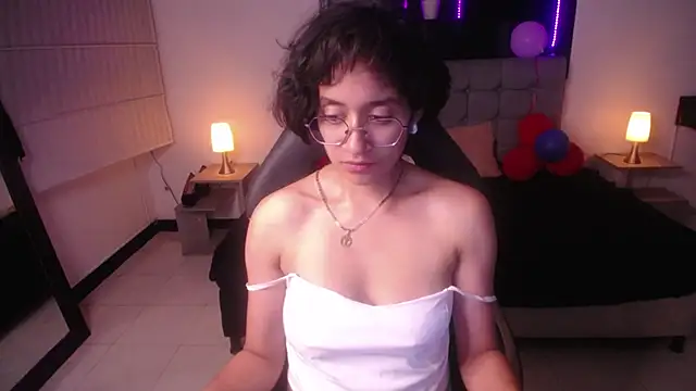 Snapshot of Lili_Gomez_ chatting on 03/02/25, 04:36 Lili Gomez online show from 03/02/25, 04:36