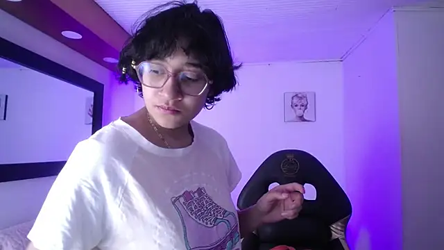 Lili Gomez  online show from 11/12/25, 01:04