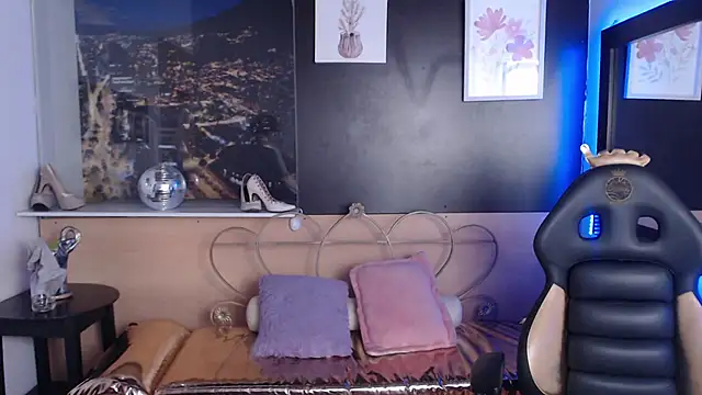 Snapshot of Lili_Gomez_ chatting on 10/20/25, 01:22 Lili Gomez online show from 10/20/25, 01:22