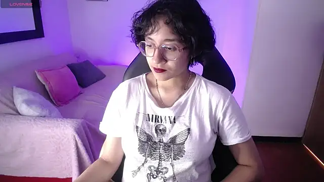 Lili Gomez  online show from 11/18/25, 02:42