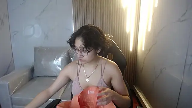 Lili Gomez  online show from 11/19/25, 01:22