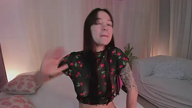 Lia Sweett  online show from 02/15/26, 02:49