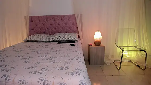 Lia Sweett  online show from 11/22/25, 03:22