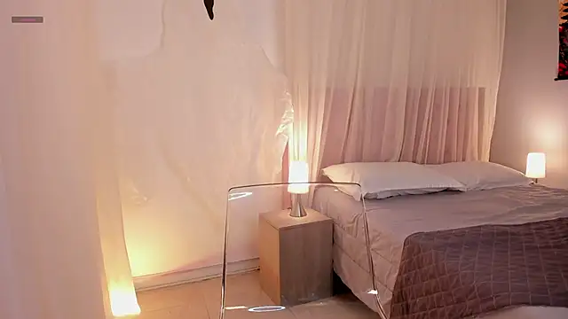 Lia Sweett  online show from 10/24/25, 03:22