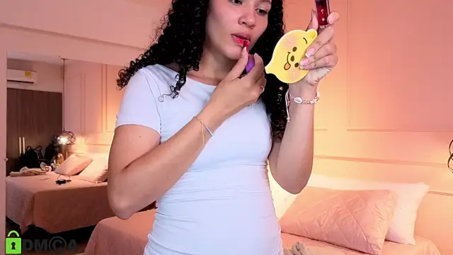 Snapshot of SHARONN____ chatting on 12/23/25, 04:01 SHARONN online show from 12/23/25, 04:01