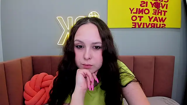 Snapshot of BeatriceReeves chatting on 06/06/26, 01:11 BeatriceReeves online show from 06/06/26, 01:11