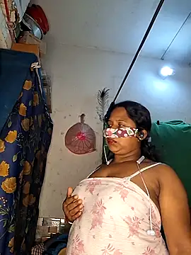 Snapshot of Real_Desi_Couple chatting on 06/26/26, 05:52 Real Desi Couple online show from 06/26/26, 05:52
