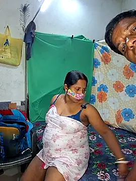 Snapshot of Real_Desi_Couple chatting on 07/15/26, 04:58 Real Desi Couple online show from 07/15/26, 04:58
