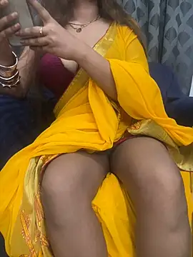 Snapshot of HoneyBearCpl chatting on 10/01/25, 04:22 HoneyBearCpl online show from 10/01/25, 04:22