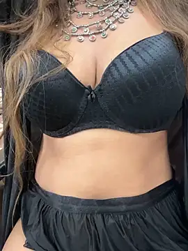 Snapshot of HoneyBearCpl chatting on 12/21/25, 04:30 HoneyBearCpl online show from 12/21/25, 04:30