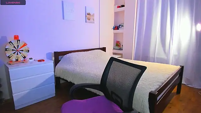 Snapshot of Ellista chatting on 12/19/25, 08:55 Ellista online show from 12/19/25, 08:55