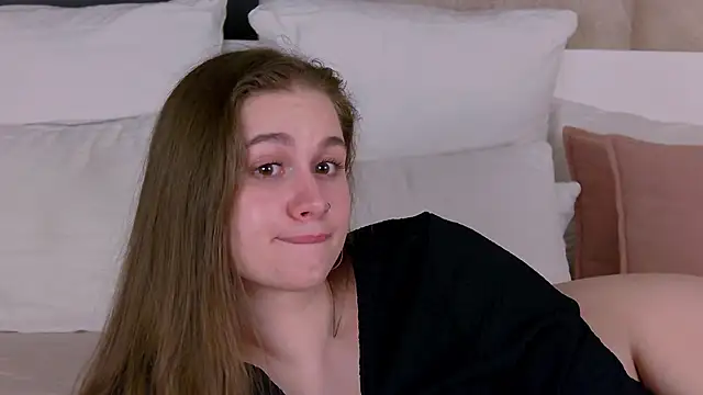 EllieHayes online show from 05/08/26, 04:22