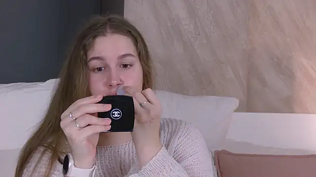 EllieHayes online show from 04/18/26, 12:02