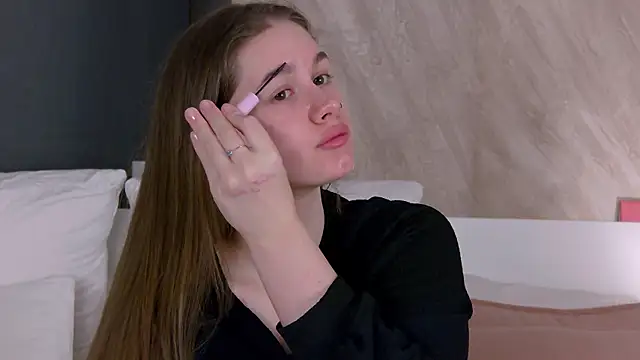 EllieHayes online show from 05/08/26, 04:16