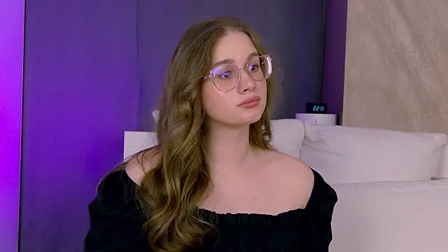 Snapshot of EllieHayes chatting on 06/19/26, 04:57 EllieHayes online show from 06/19/26, 04:57