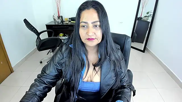 Snapshot of Adele_Sweett chatting on 03/07/25, 12:56 Adele Sweett online show from 03/07/25, 12:56