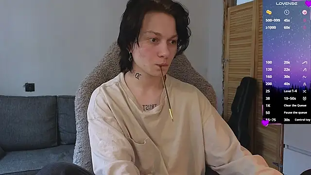 esajukyy online show from 04/10/26, 08:54