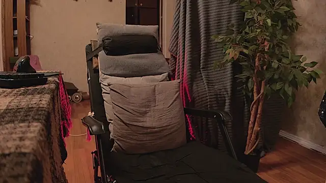 Snapshot of bulatov_xx chatting on 10/26/25, 12:33 bulatov xx online show from 10/26/25, 12:33