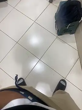 Snapshot of Lahcene chatting on 11/23/25, 08:19 Lahcene online show from 11/23/25, 08:19