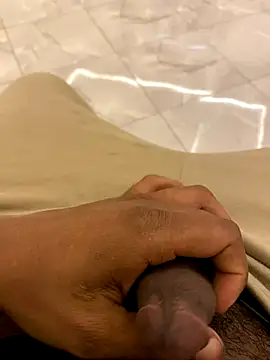 Snapshot of Lahcene chatting on 11/25/25, 10:10 Lahcene online show from 11/25/25, 10:10