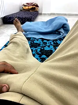 Snapshot of Lahcene chatting on 11/18/25, 07:06 Lahcene online show from 11/18/25, 07:06