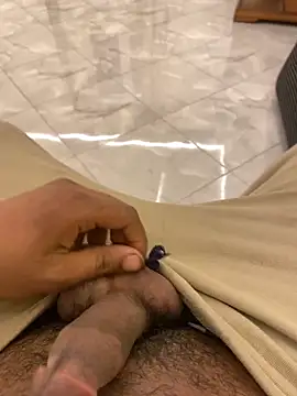 Snapshot of Lahcene chatting on 11/30/25, 11:16 Lahcene online show from 11/30/25, 11:16