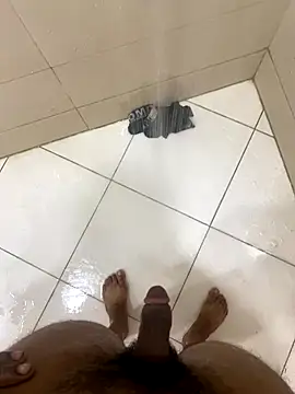 Snapshot of Lahcene chatting on 10/13/25, 05:47 Lahcene online show from 10/13/25, 05:47