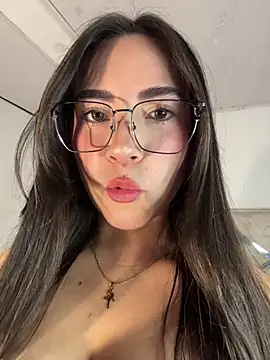 Snapshot of Melody_04 chatting on 04/04/26, 04:19 Melody 04 online show from 04/04/26, 04:19