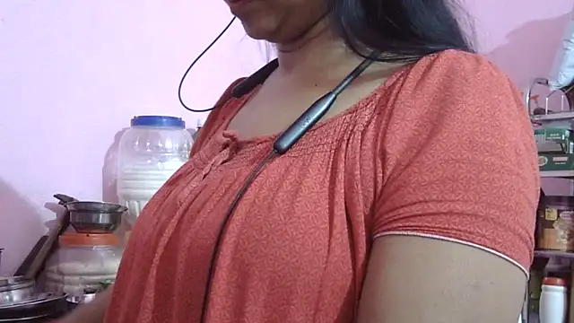 Snapshot of Suhana-sapna chatting on 12/23/25, 04:34 Suhana-sapna online show from 12/23/25, 04:34