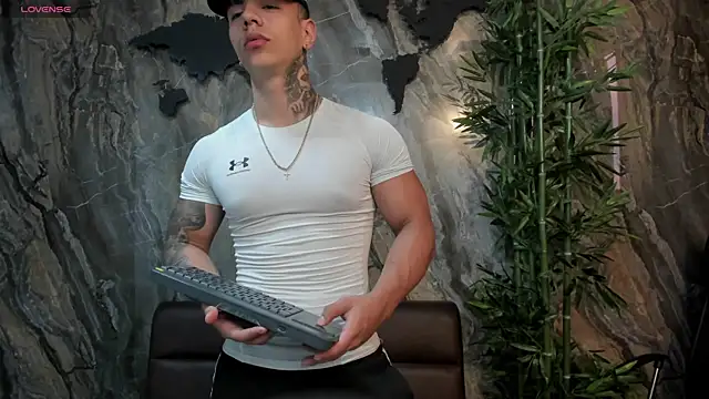 Flynn Riider online show from 10/11/25, 05:14