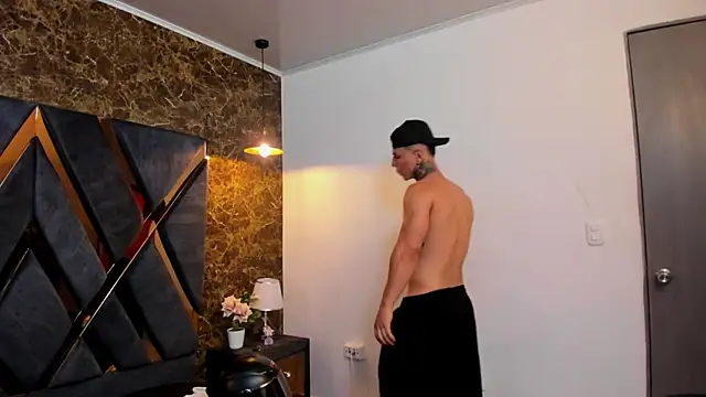 Flynn Riider online show from 10/19/25, 01:41