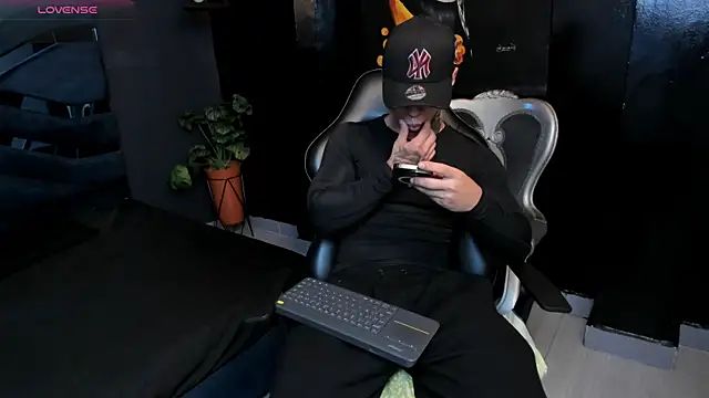 Flynn Riider online show from 10/24/25, 05:34