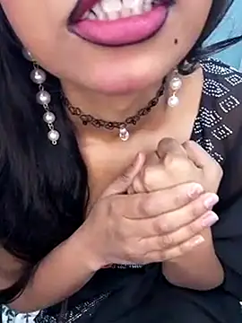 Snapshot of hinaa_khan chatting on 03/10/25, 07:18 hinaa khan online show from 03/10/25, 07:18