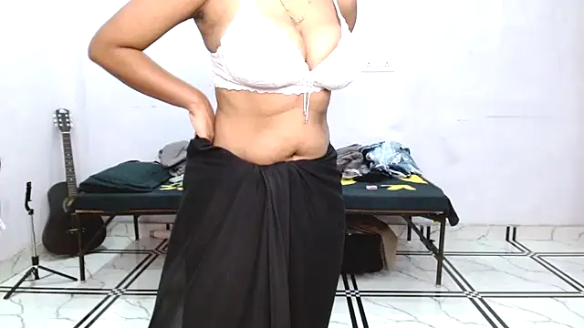 Snapshot of hinaa_khan chatting on 07/15/26, 07:54 hinaa khan online show from 07/15/26, 07:54