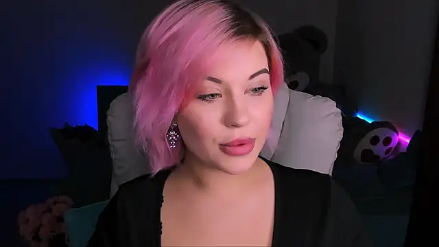 Snapshot of evaharve chatting on 12/18/24, 10:46 evaharve online show from 12/18/24, 10:46