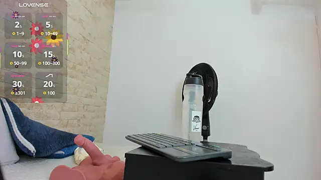 Snapshot of mia_roldan_ chatting on 11/15/25, 12:31 mia roldan online show from 11/15/25, 12:31