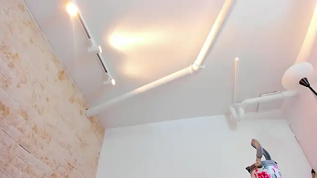 Snapshot of mia_roldan_ chatting on 12/17/25, 01:38 mia roldan online show from 12/17/25, 01:38