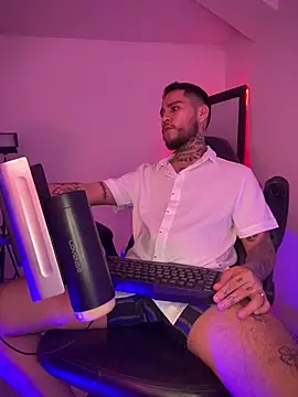 Snapshot of Junihn0 chatting on 12/16/25, 08:18 Junihn0 online show from 12/16/25, 08:18