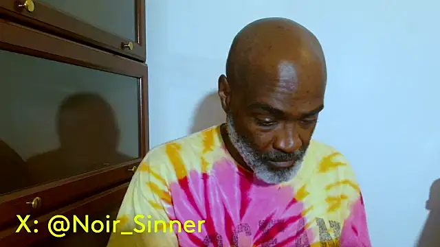 Snapshot of sinnernoir chatting on 05/19/26, 01:21 sinnernoir online show from 05/19/26, 01:21