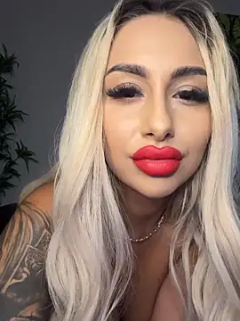 Snapshot of GoldenAmber chatting on 11/29/25, 07:03 GoldenAmber online show from 11/29/25, 07:03