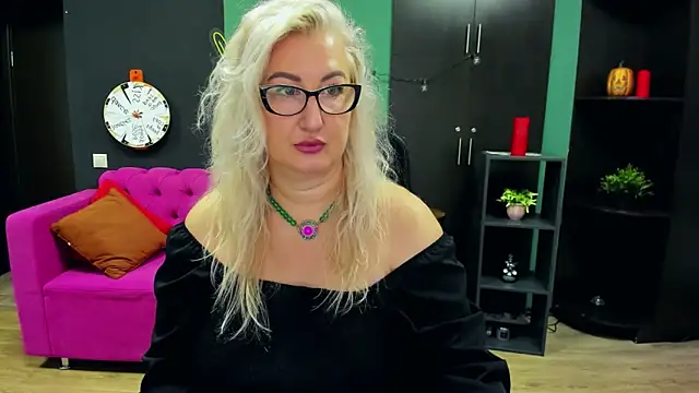 ChristyBrooks online show from 11/04/25, 07:23