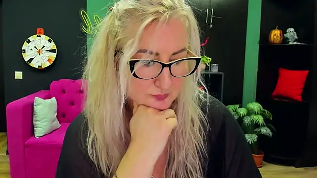 Snapshot of ChristyBrooks chatting on 03/19/25, 03:40 ChristyBrooks online show from 03/19/25, 03:40