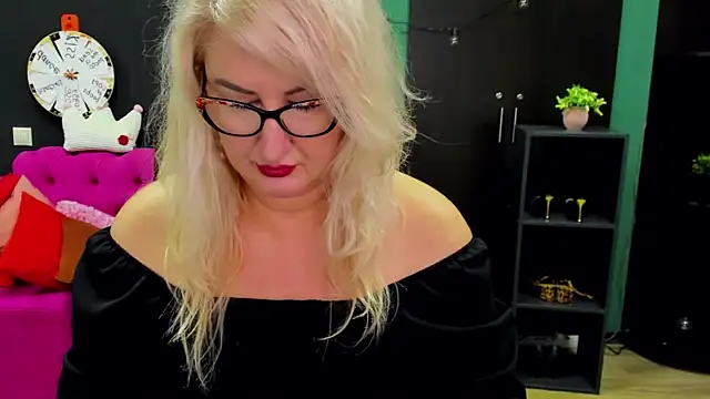 ChristyBrooks online show from 12/04/25, 07:40