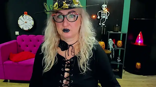 ChristyBrooks online show from 10/31/25, 09:17