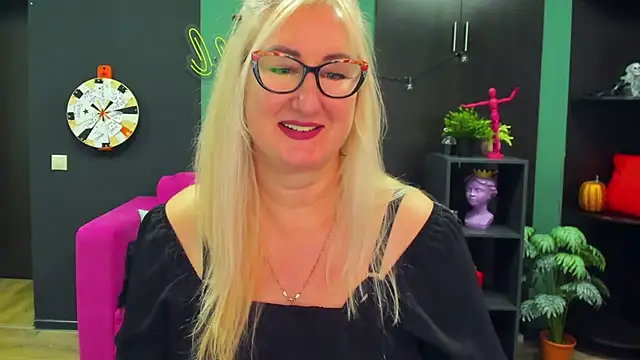 Snapshot of ChristyBrooks chatting on 02/19/25, 06:32 ChristyBrooks online show from 02/19/25, 06:32