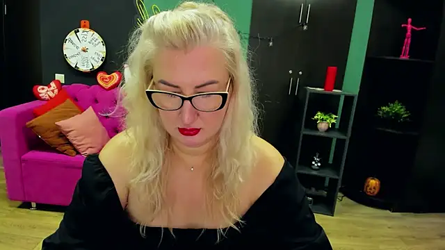 ChristyBrooks online show from 11/11/25, 09:04