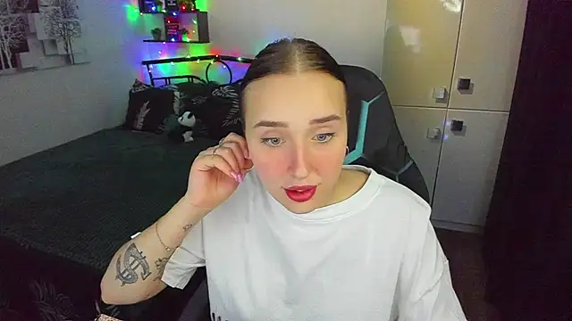 LinaTruly online show from 02/23/26, 10:43