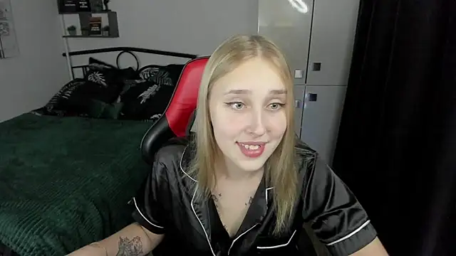 Snapshot of LinaTruly chatting on 09/11/25, 09:48 LinaTruly online show from 09/11/25, 09:48