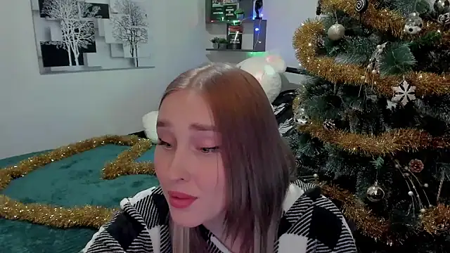 Snapshot of LinaTruly chatting on 12/20/24, 08:01 LinaTruly online show from 12/20/24, 08:01