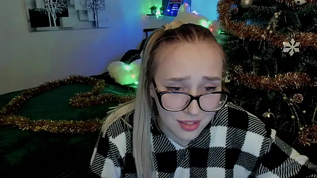 Snapshot of LinaTruly chatting on 12/23/24, 11:06 LinaTruly online show from 12/23/24, 11:06